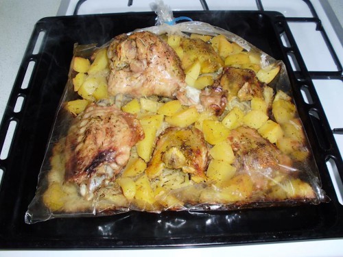 Pulyka-csirke sült, savanyú káposztával és burgonyáv